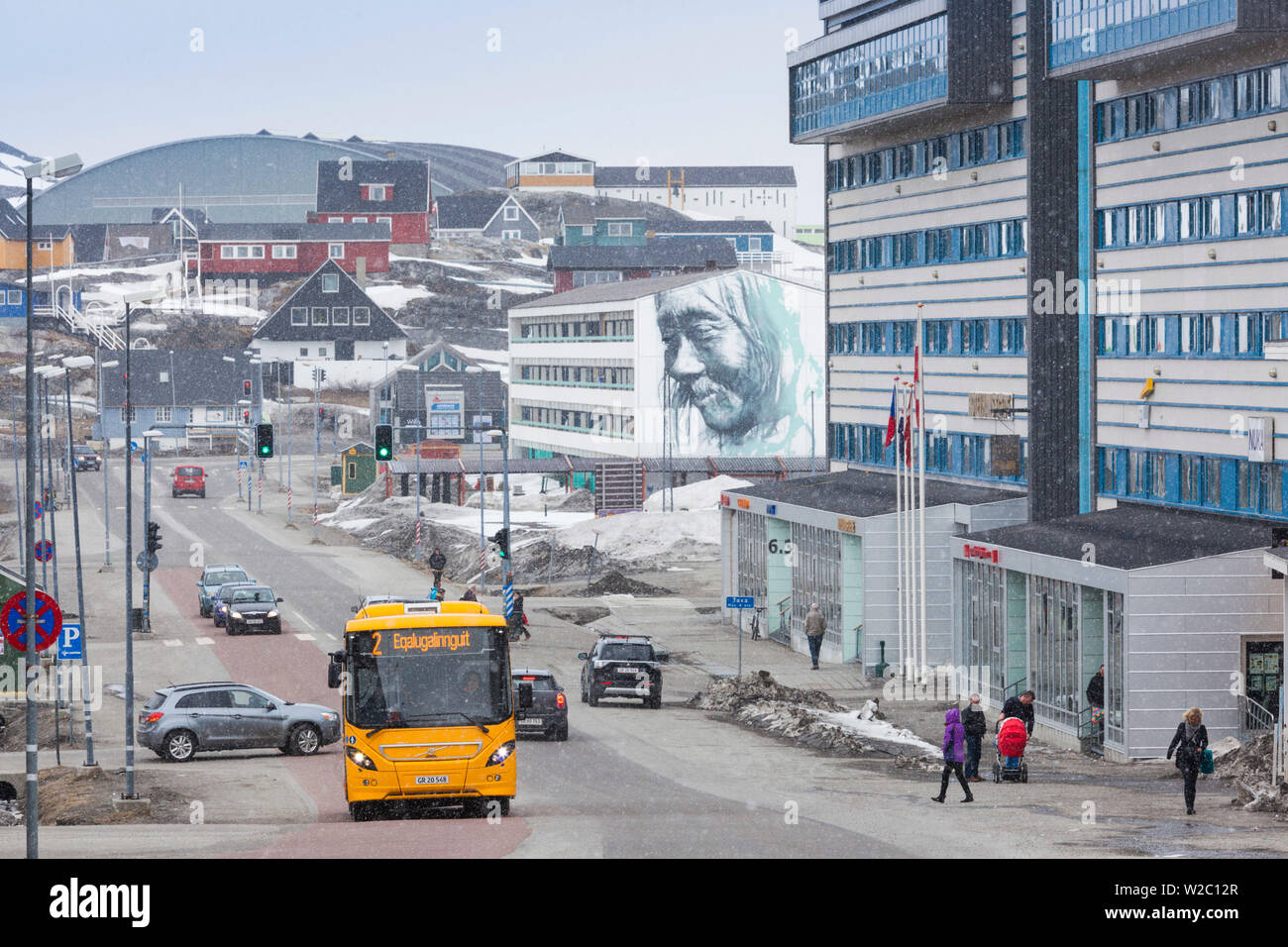 Le Groenland, Nuuk, Aqqusinersuaq Street à la fin du printemps la neige Banque D'Images