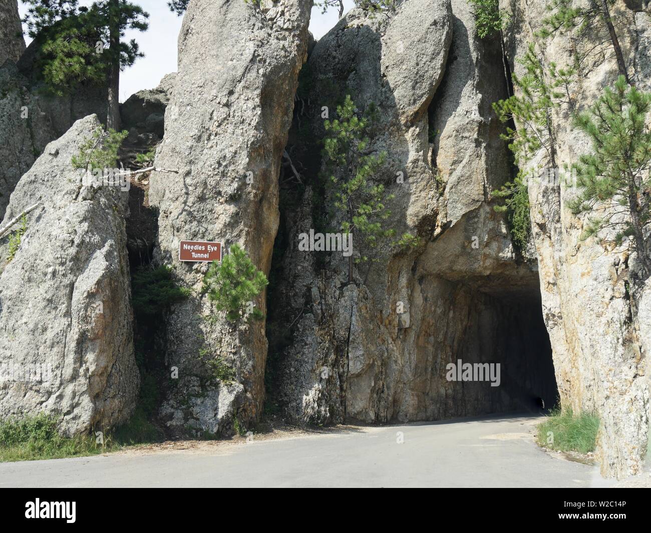 Vue d'ensemble sur l'entrée de l'aiguille, tunnel, l'une des meilleures attractions de la route d'aiguilles dans le Dakota du Sud. Banque D'Images