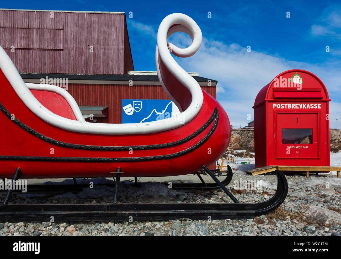 Le Groenland, baie de Disko, Ilulissat, Santa's Sleigh géant et Santa's Boîte aux lettres géantes Banque D'Images