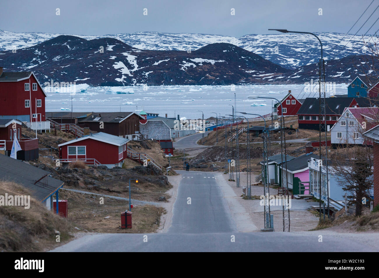 Le Groenland, Qaqortoq, augmentation de la ville, au crépuscule Banque D'Images