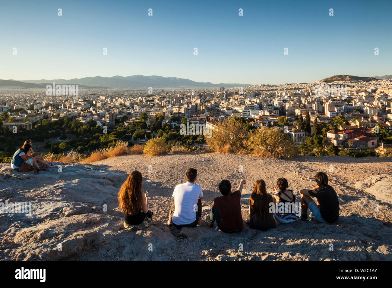 Grèce, Athènes, l'aréopage de visiteurs sunset Hill Banque D'Images