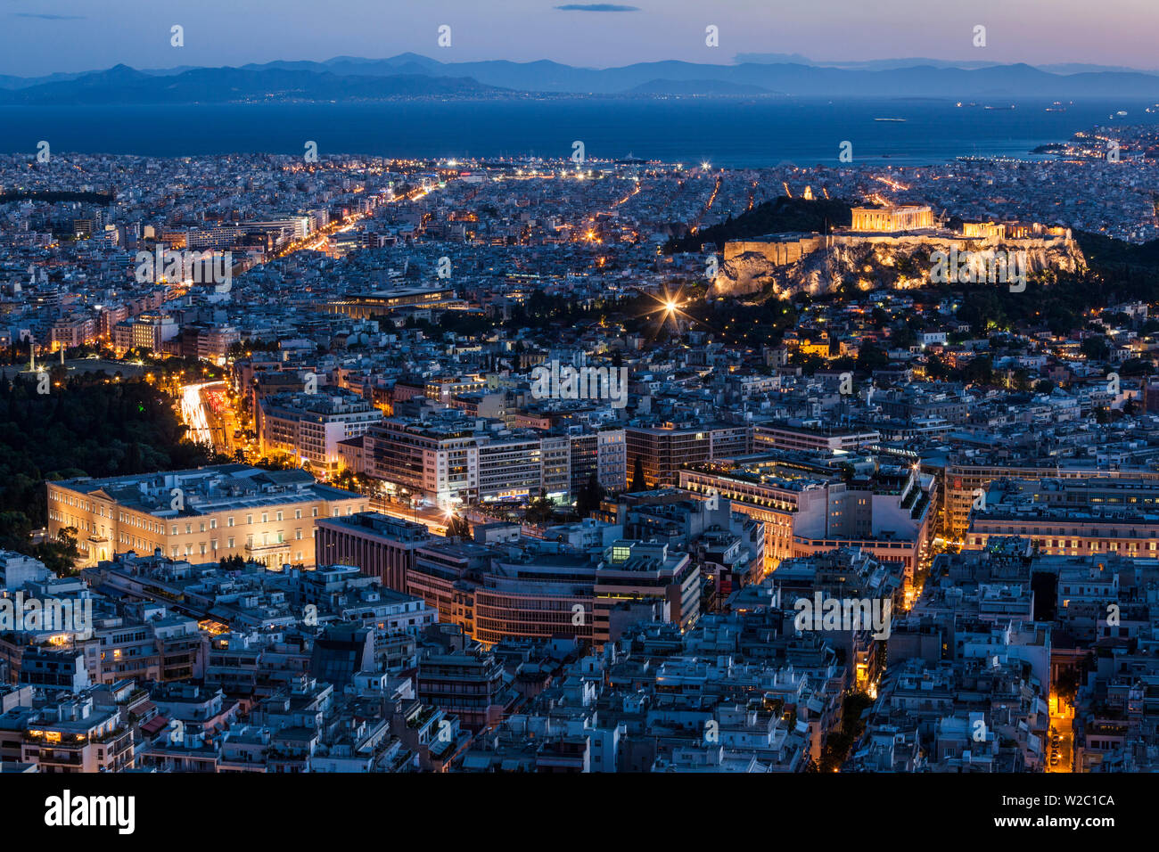 Grèce, Athènes, la colline du Lycabette, augmentation de la vue sur la ville avec l'Acropole et le Parlement grec Banque D'Images