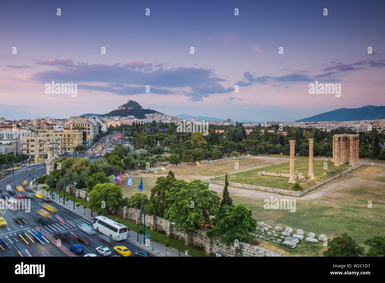 Grèce, Athènes, Attique, vue sur le Temple de Zeus et l'Arche d'Hadrien avec Lykavittos colline au loin Banque D'Images