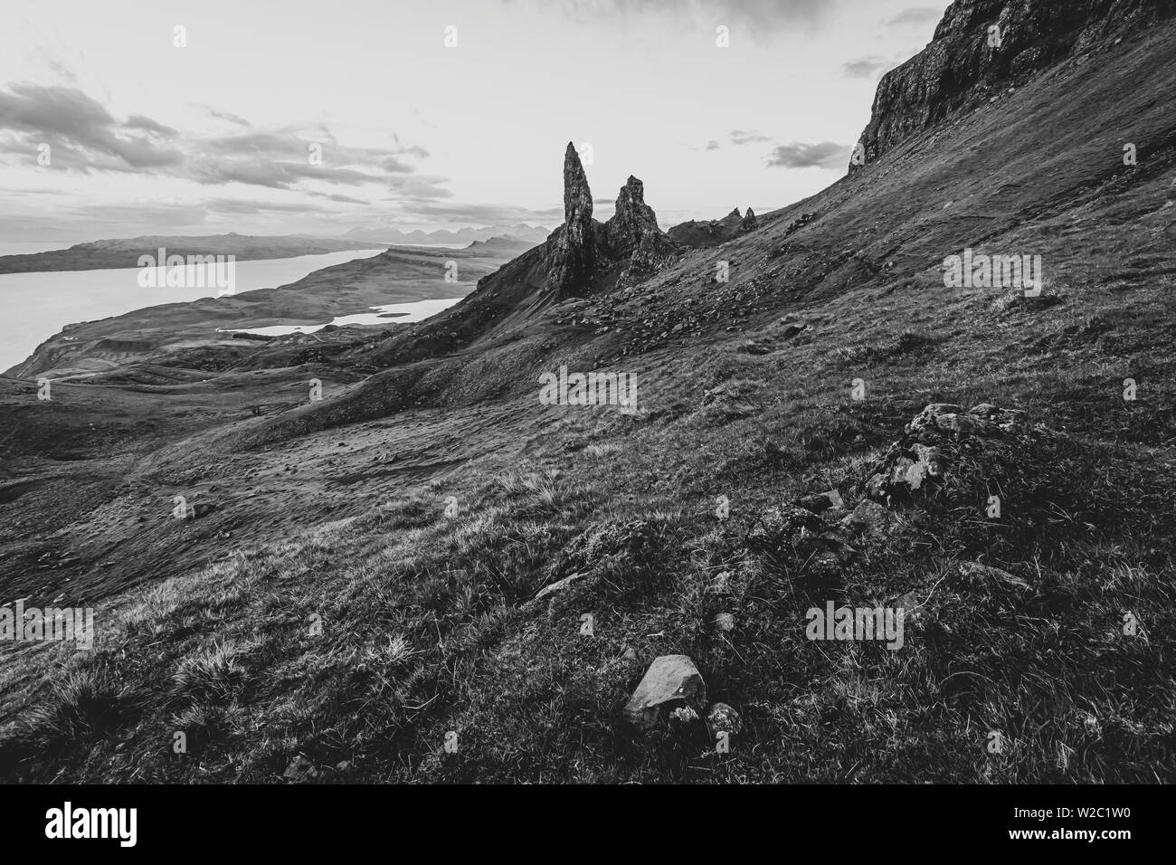 Vieil Homme de Storr noir et blanc image paysage.célèbre rock formation historique et attraction des touristes sur l'île de Skye, Écosse.Idéal pour l'impression. Banque D'Images