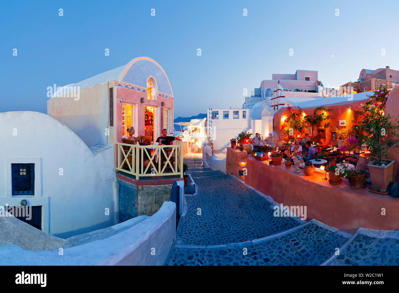 Restaurants dans le village de Oia (La), Santorin (thira), Cyclades, Mer Égée, Grèce, Europe Banque D'Images