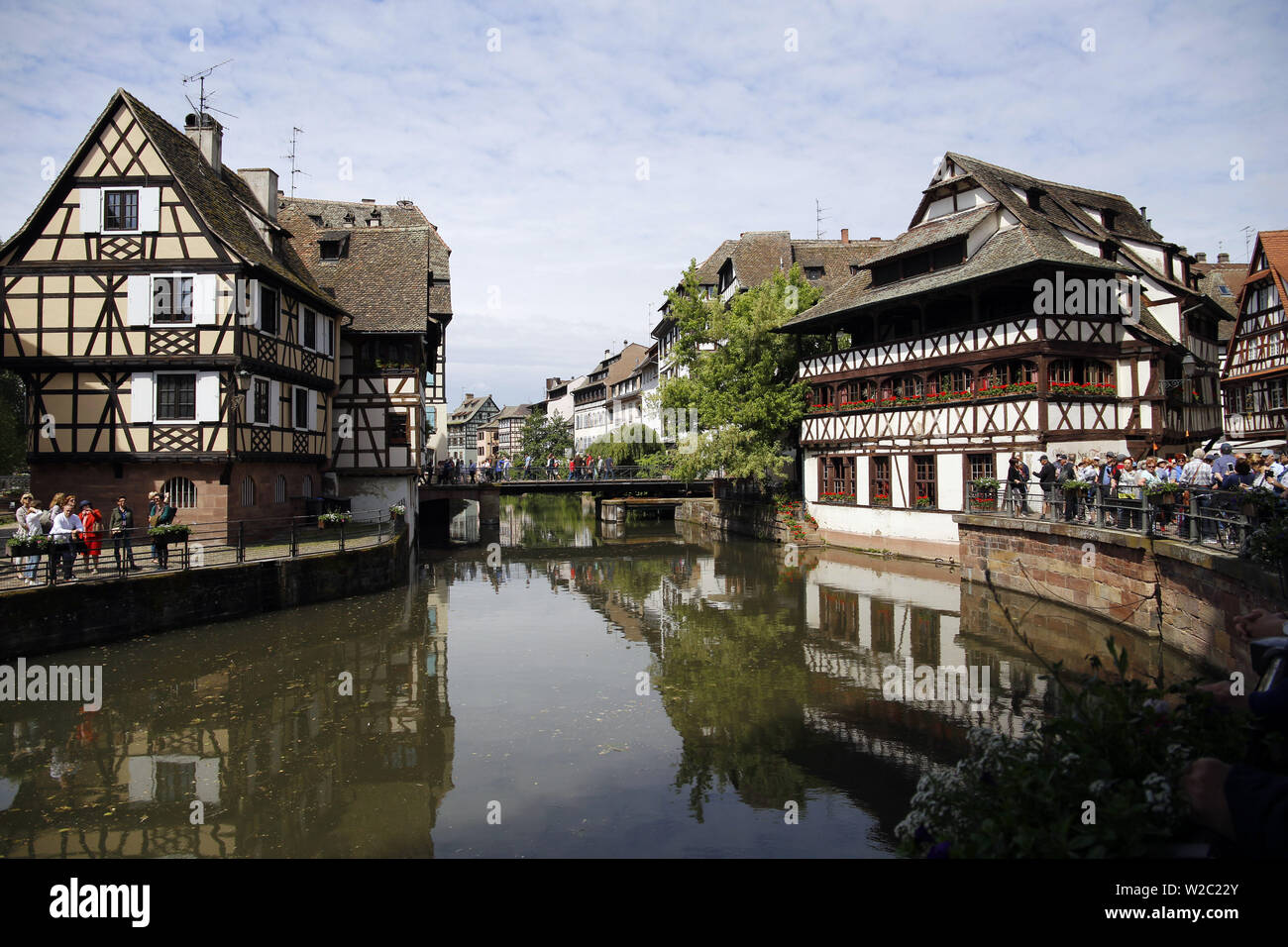 Touristes traversant l'un des nombreux ponts de Petite France, Strasbourg, France Banque D'Images