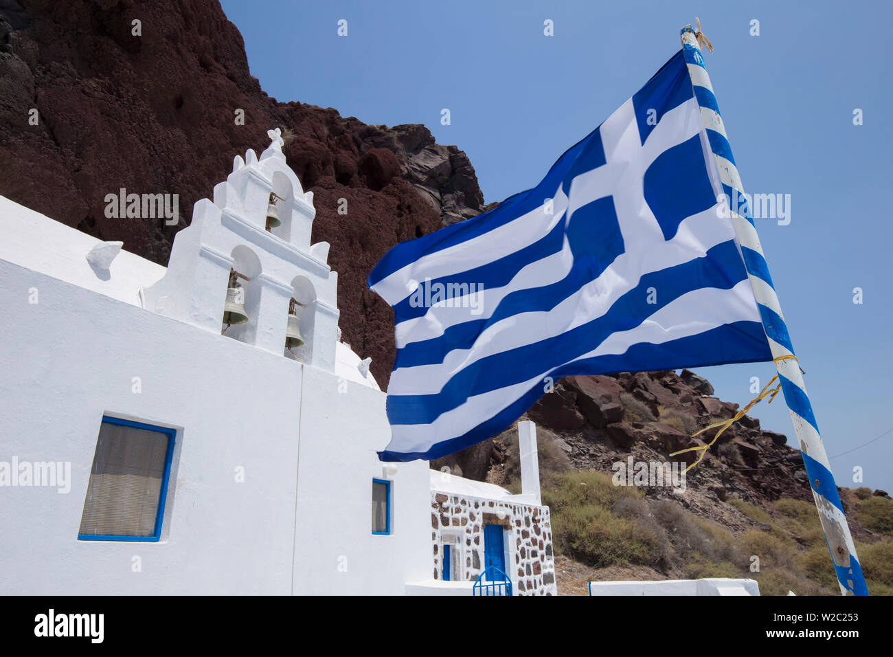 Chapelle par red beach, Santorin (thira), îles Cyclades, Grèce Banque D'Images