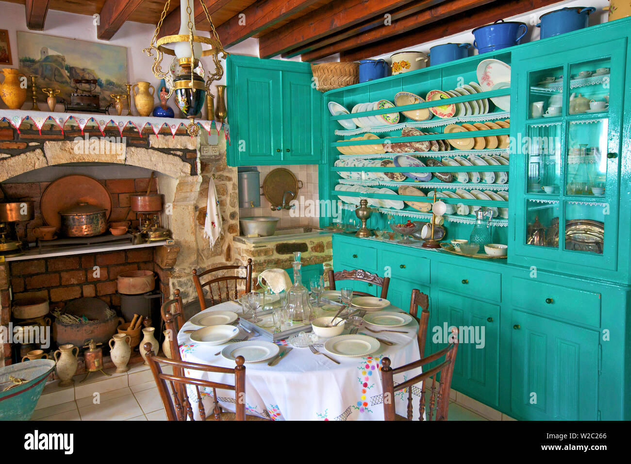 Salle à manger traditionnelle grecque en musée, Kalymnos, Dodecanese, îles grecques, Grèce, Europe Banque D'Images