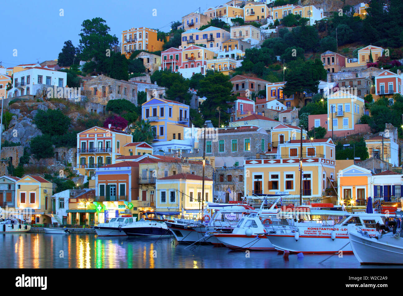 Bateaux dans le port de Symi, au crépuscule, Symi, Dodécanèse, îles grecques, Grèce, Europe Banque D'Images