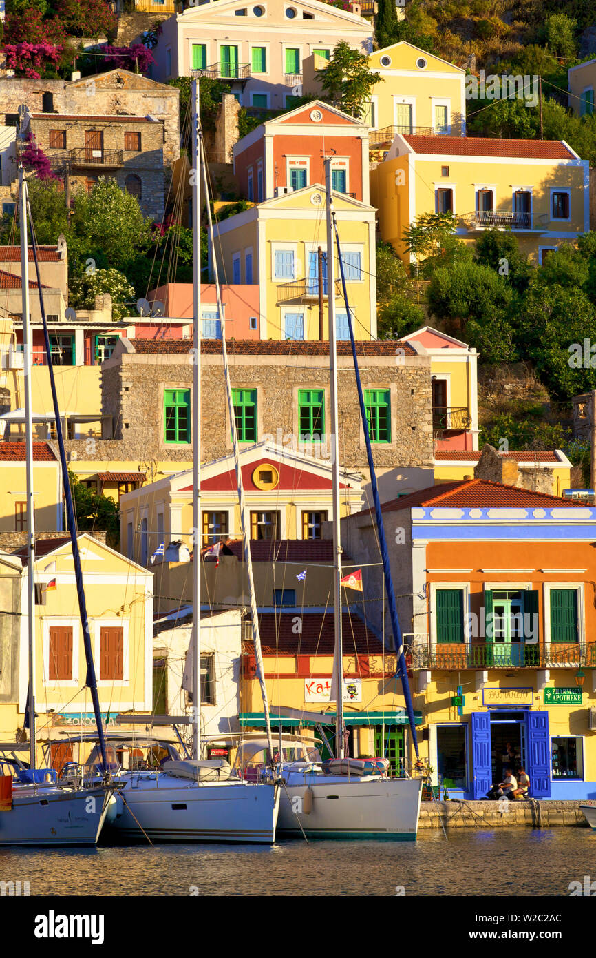 Bateaux dans le port de Symi, Symi, Dodécanèse, îles grecques, Grèce, Europe Banque D'Images