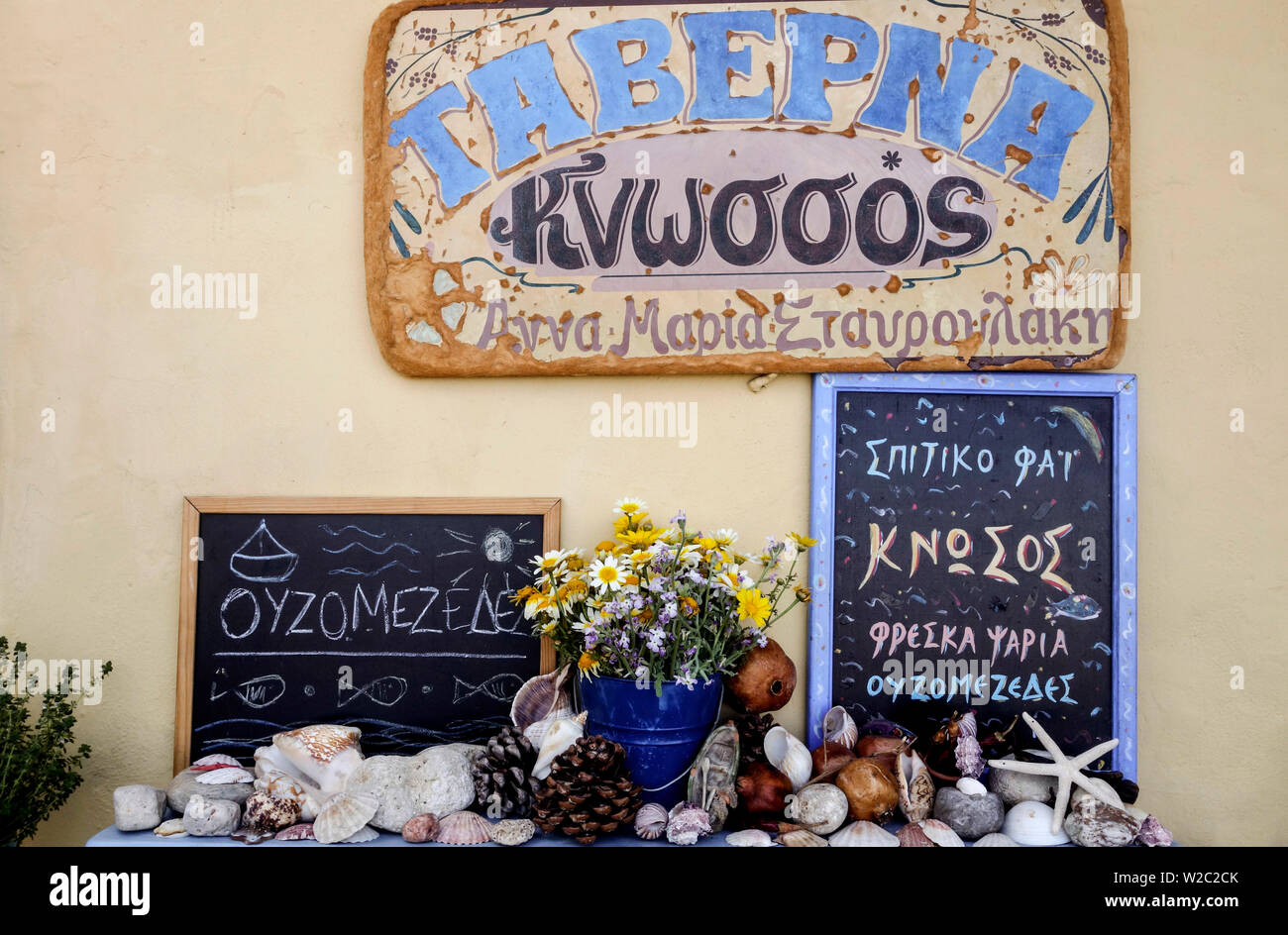 Taverna colorés signe/menus, la vieille ville de Rethymnon, Crète, Grèce Banque D'Images