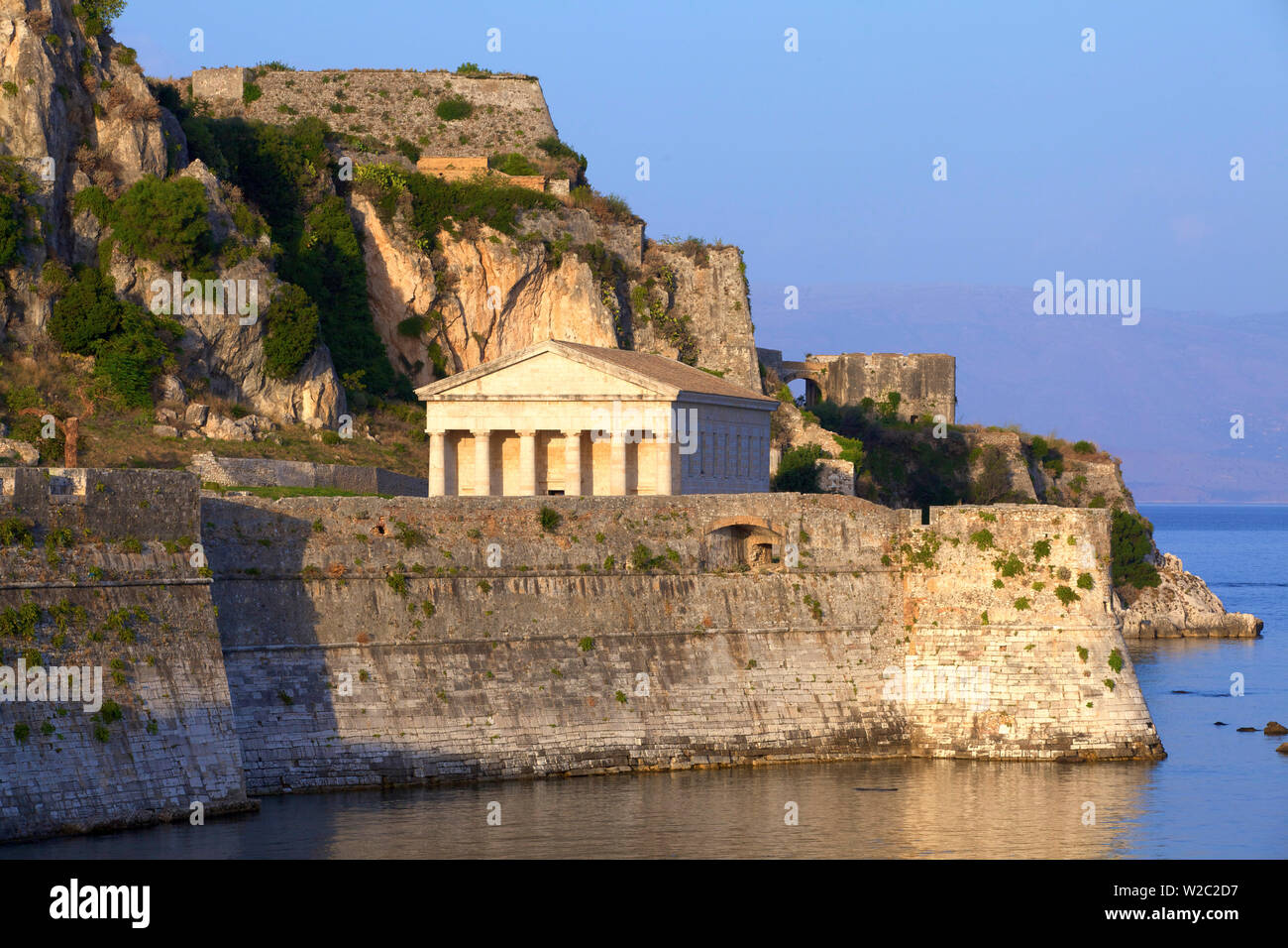 Le vieux fort et l'église de Saint George, vieille ville de Corfou, Corfou, îles Ioniennes, îles grecques, Grèce, Europe Banque D'Images