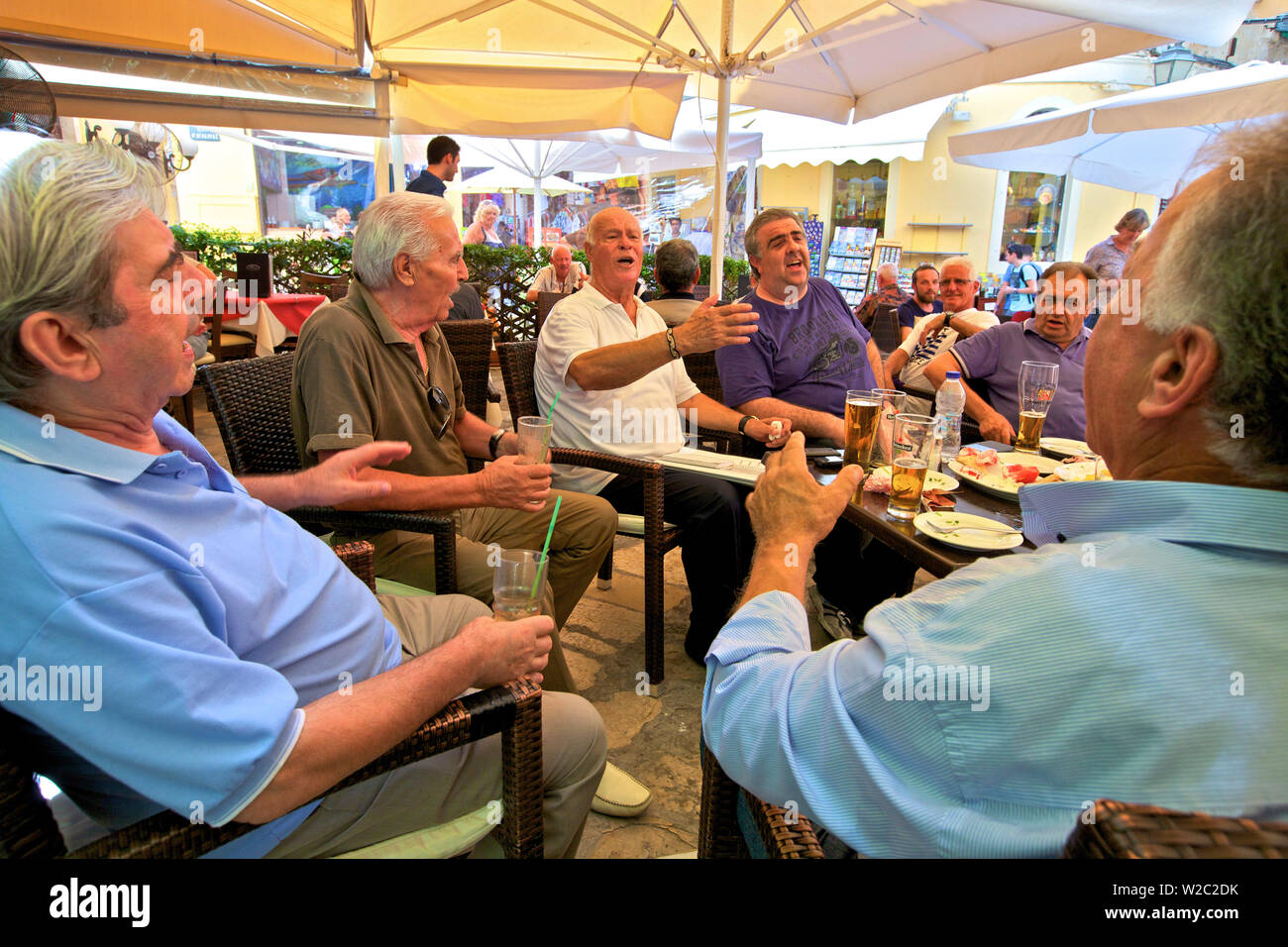 Le Chant des personnages locaux dans un café, la vieille ville de Corfou, Corfou, îles Ioniennes, îles grecques, Grèce, Europe Banque D'Images