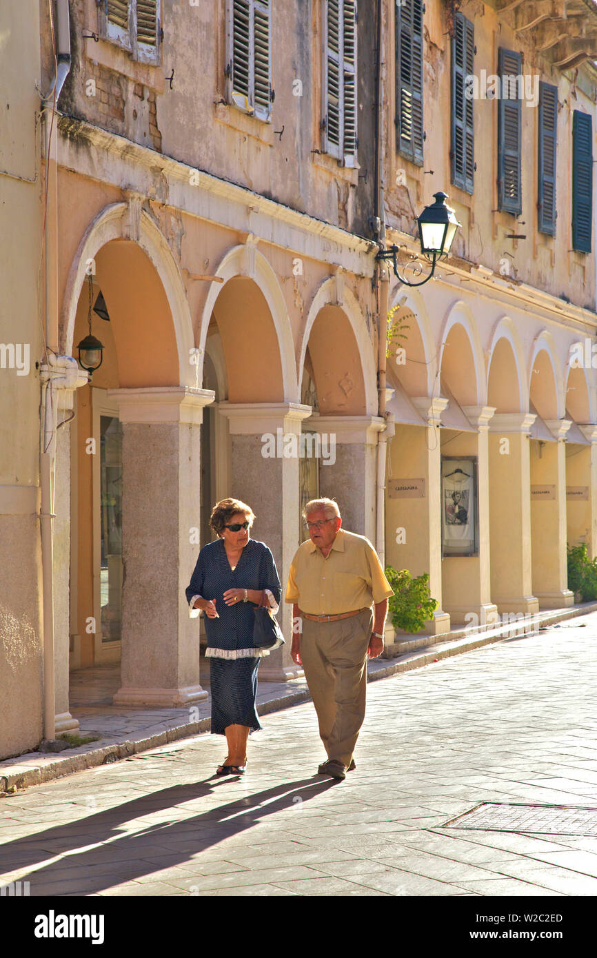 Couple en train de marcher à travers la vieille ville de Corfou, Corfou, îles Ioniennes, îles grecques, Grèce, Europe Banque D'Images