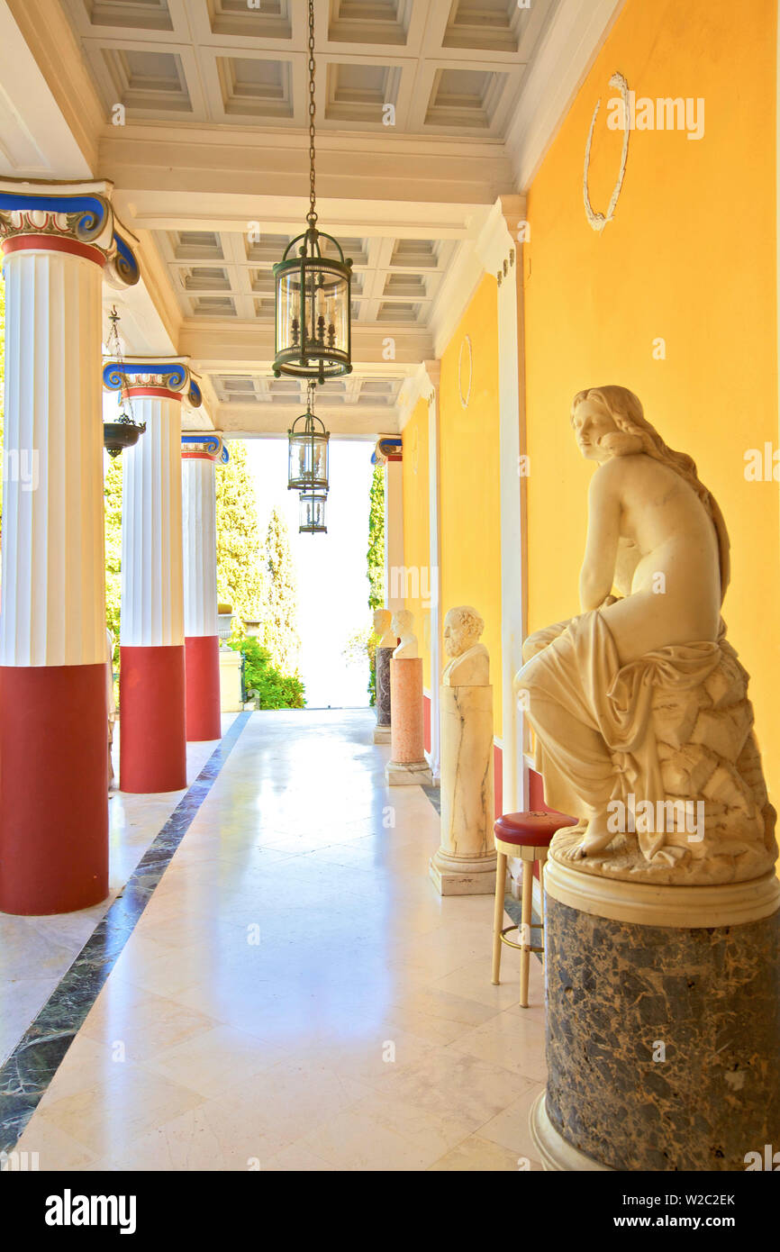 Statues dans le Palais de l''Achilleion, Corfou, îles Ioniennes, îles grecques, Grèce, Europe Banque D'Images