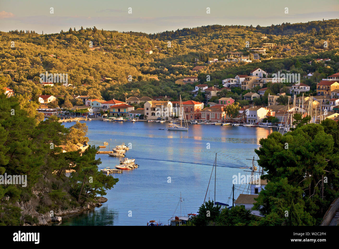 Vue sur le port de Gaios, Paxos, îles Ioniennes, îles grecques, Grèce, Europe Banque D'Images