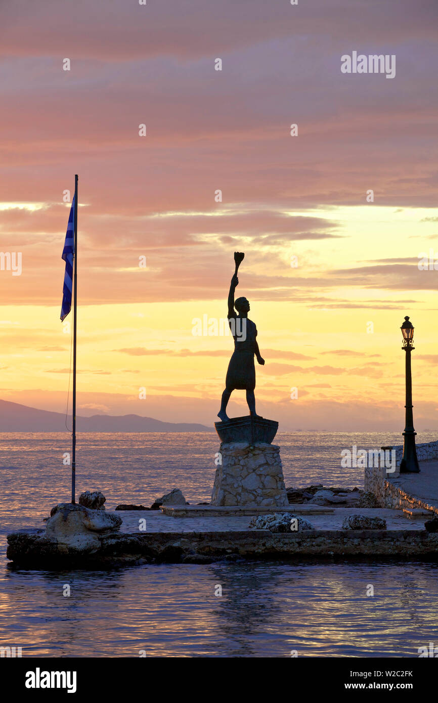 Statue de Giorgos Anemogiannis à l'entrée du port, le port de Gaios, Paxos, îles Ioniennes, îles grecques, Grèce, Europe Banque D'Images
