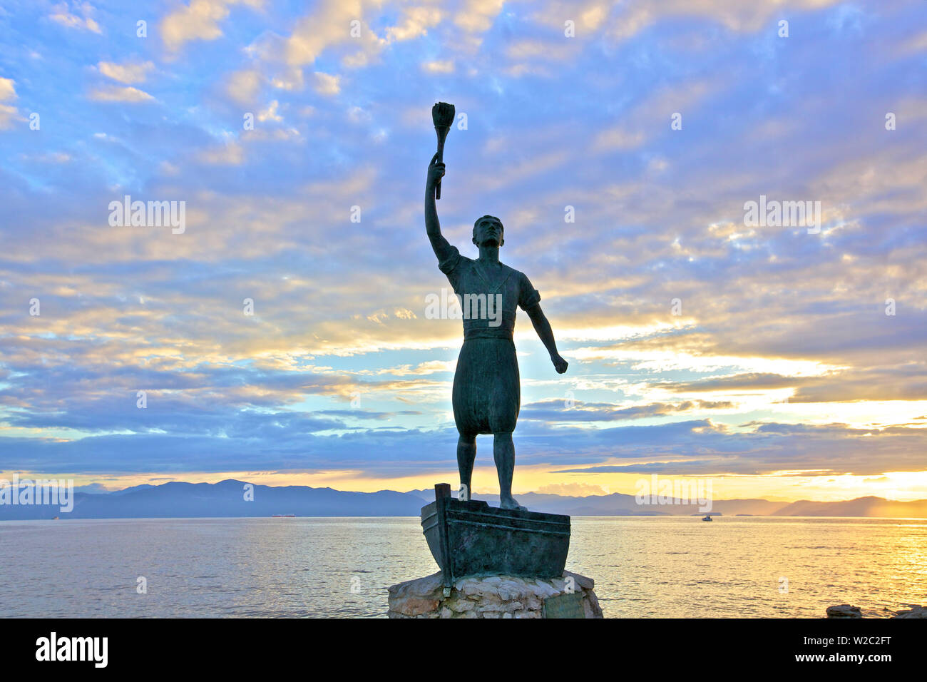 Statue de Giorgos Anemogiannis à l'entrée du port, le port de Gaios, Paxos, îles Ioniennes, îles grecques, Grèce, Europe Banque D'Images