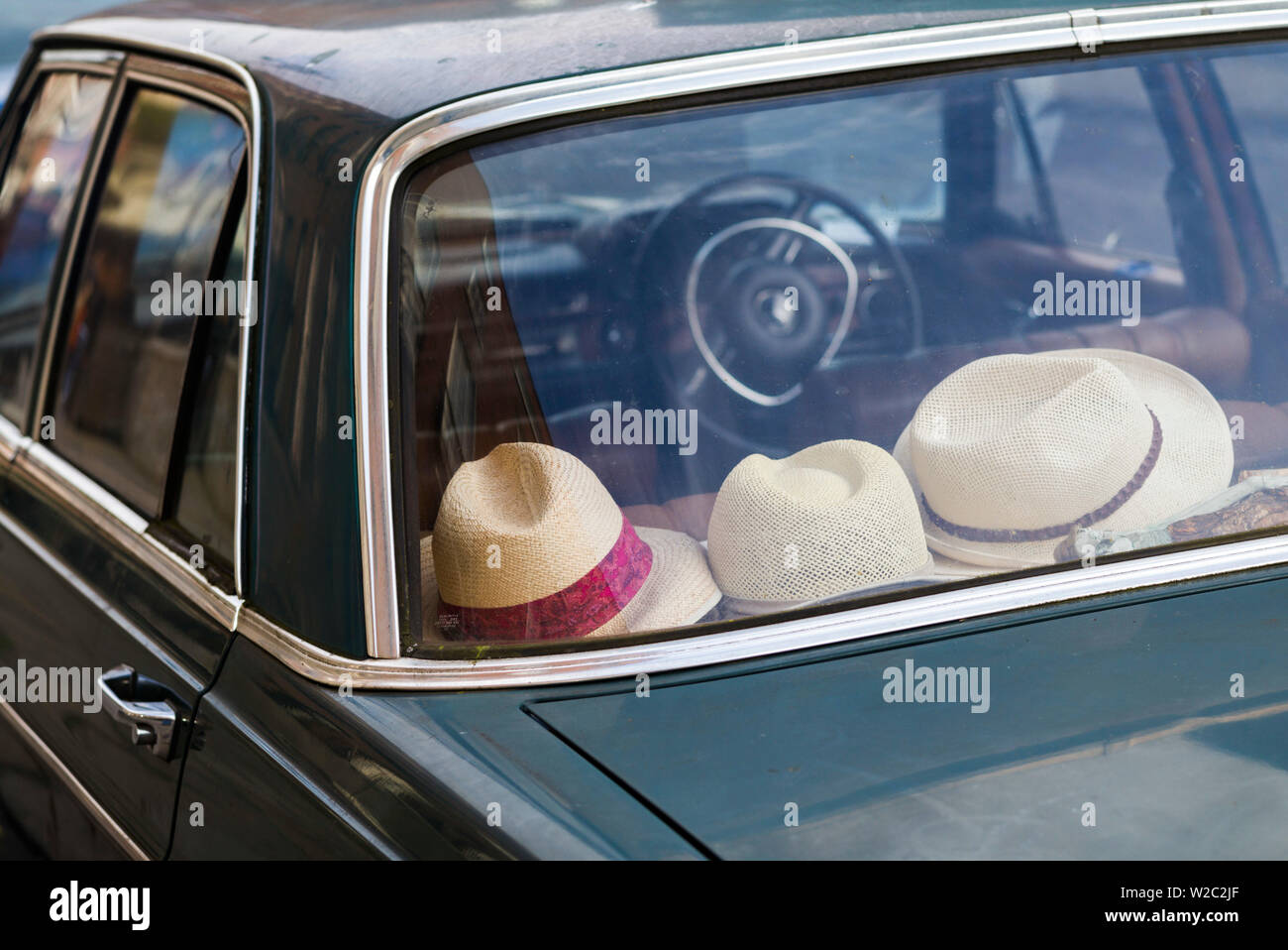 L'Irlande, Dublin, vieille voiture avec des chapeaux de paille, Parnell  Square Photo Stock - Alamy