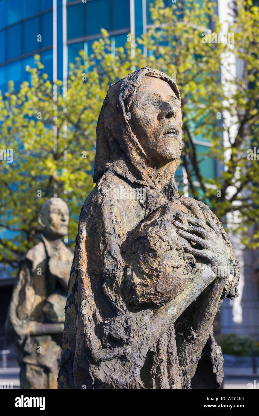 L'Irlande, Dublin, statues de la Famine Memorial, Custom House Quay Banque D'Images