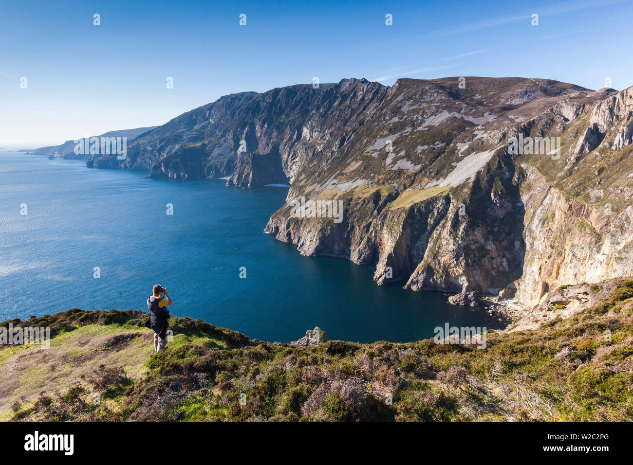 L'Irlande, comté de Donegal, Teelin, Slieve League, à 600 mètres de falaises, plus élevé d'Europe, les visiteurs Banque D'Images