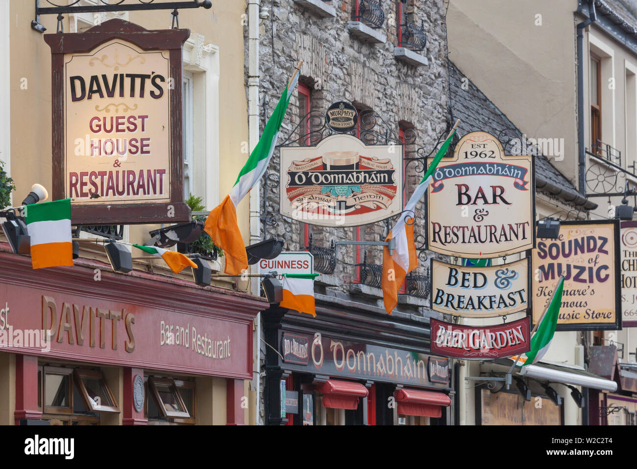 L'Irlande, le comté de Kerry, l'Anneau du Kerry, Kenmare, Henry Street signs Banque D'Images