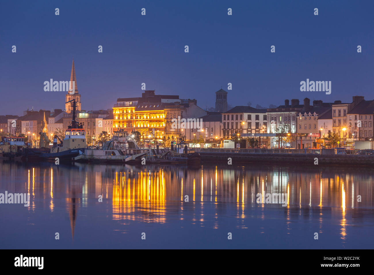 L'Irlande, le comté de Waterford, Waterford City, Skyline, dusk Banque D'Images