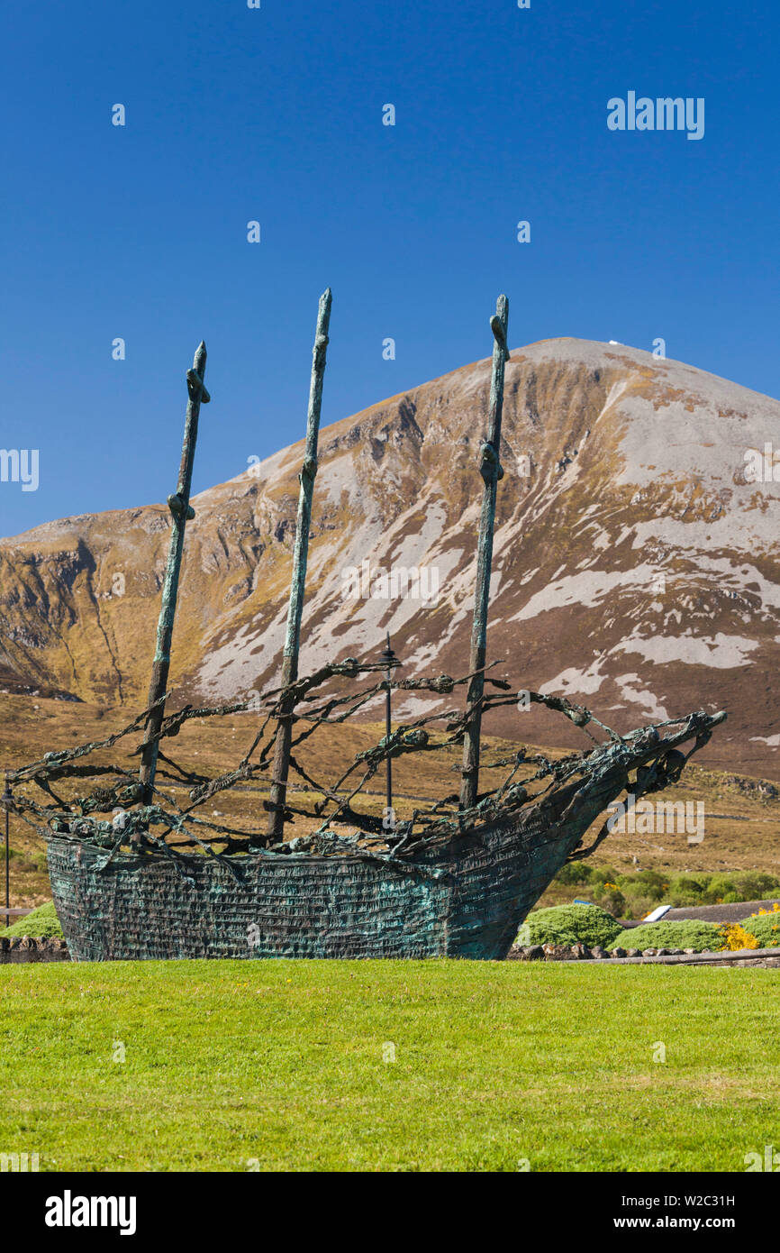 L'Irlande, dans le comté de Mayo, de Murrisk, Sainte Montagne Croagh Patrick avec National Famine Monument Banque D'Images