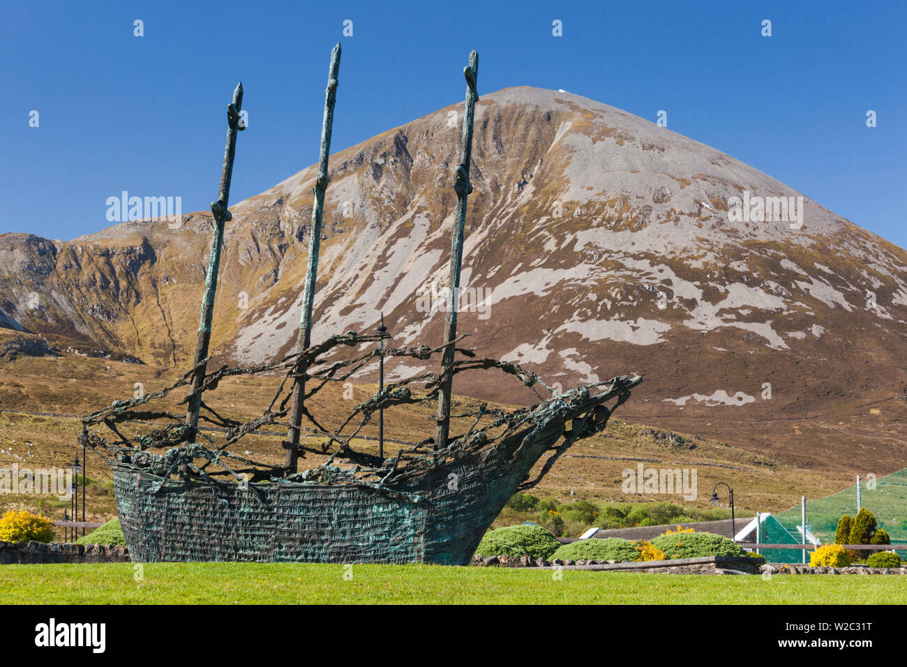 L'Irlande, dans le comté de Mayo, de Murrisk, Sainte Montagne Croagh Patrick avec National Famine Monument Banque D'Images