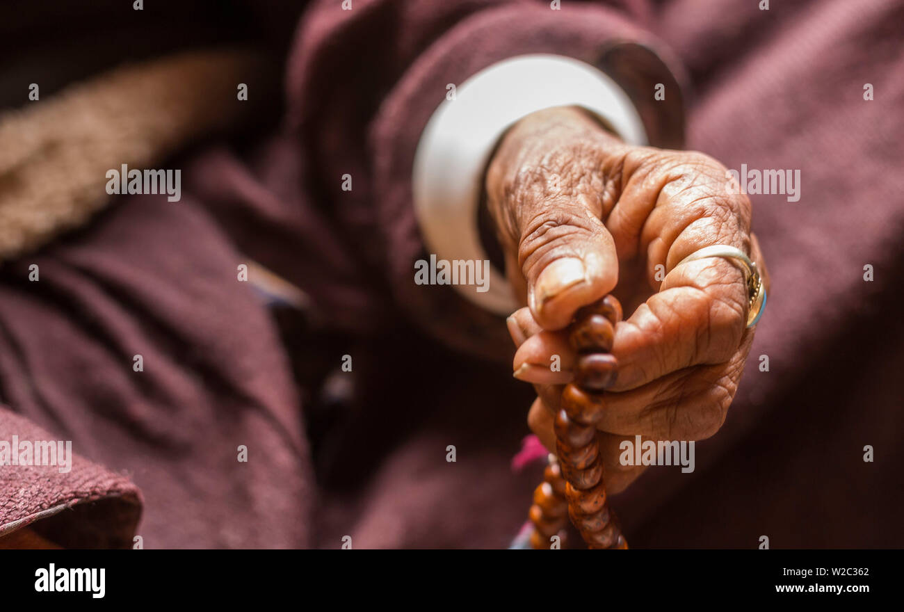 Vieille Femme avec chapelet, Ladakh, Inde Banque D'Images