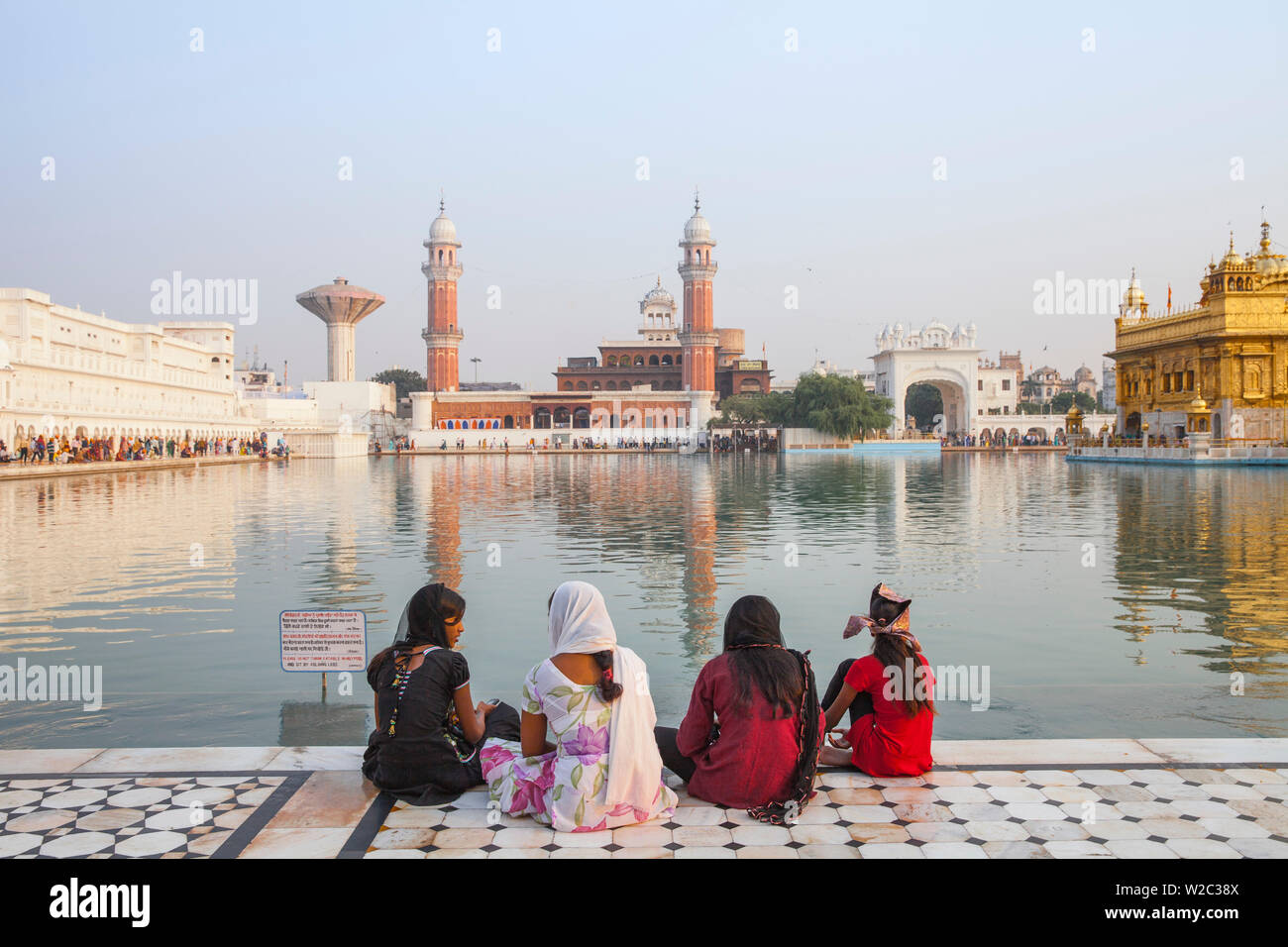 L'Inde, Punjab, Amritsar, pèlerins dans le Harmandir Sahib, connu comme le Temple d'Or Banque D'Images