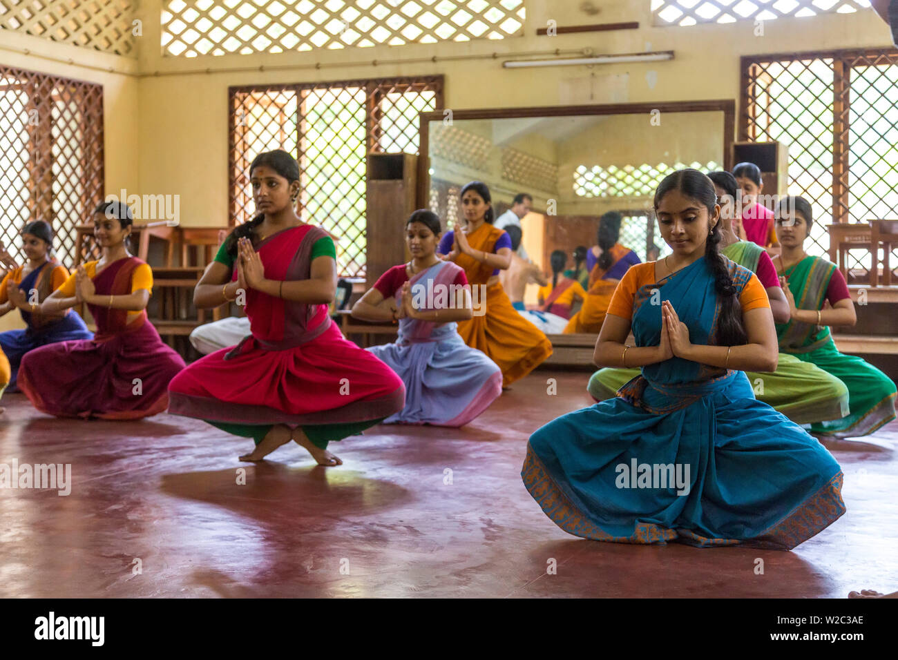 Les élèves de danse traditionnelle indienne en classe, Chennai (Madras), Tamil Nadu, Inde Banque D'Images