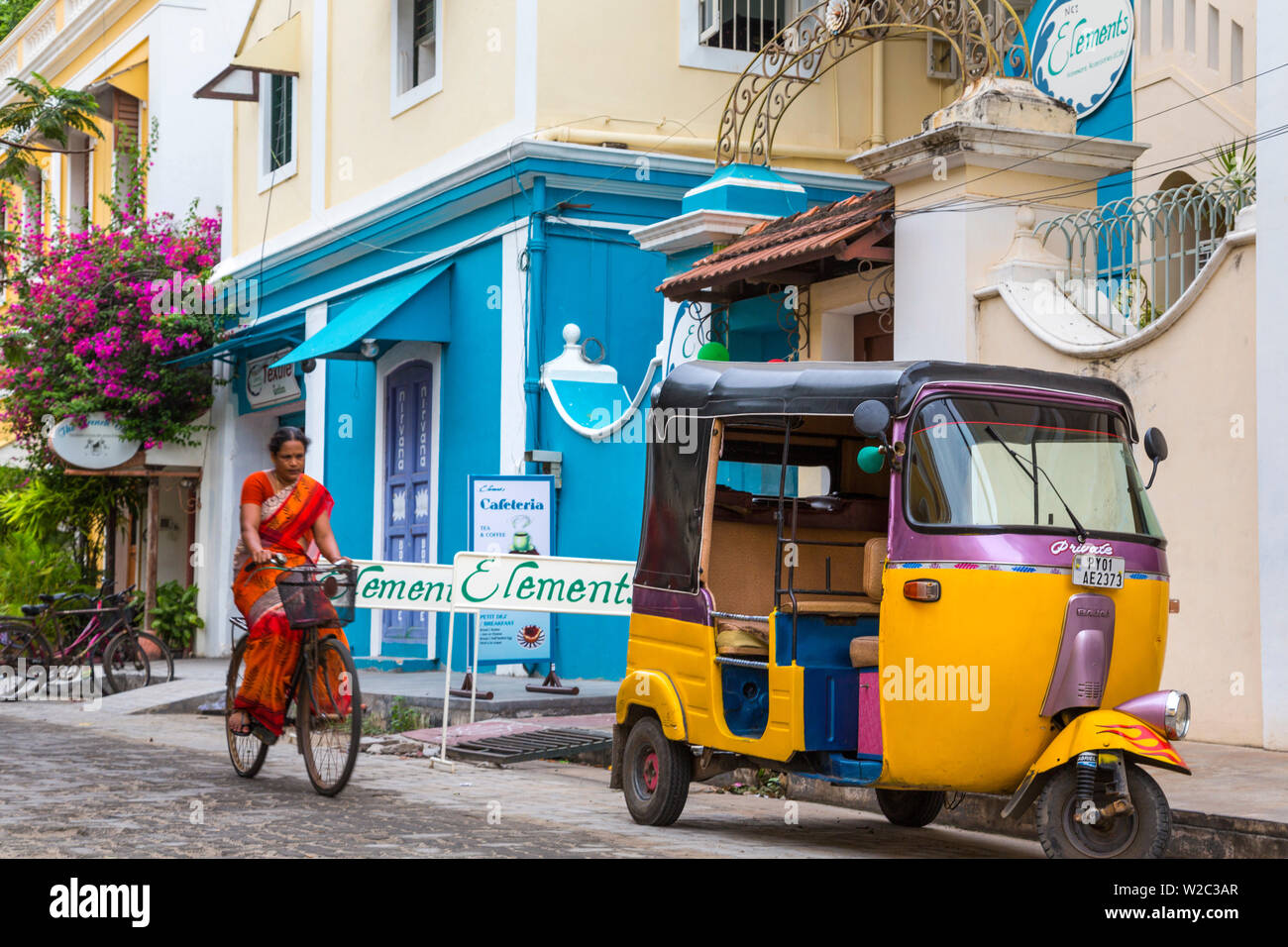 Auto-rickshaw dans street, Pondicherry, Tamil Nadu, Inde Banque D'Images