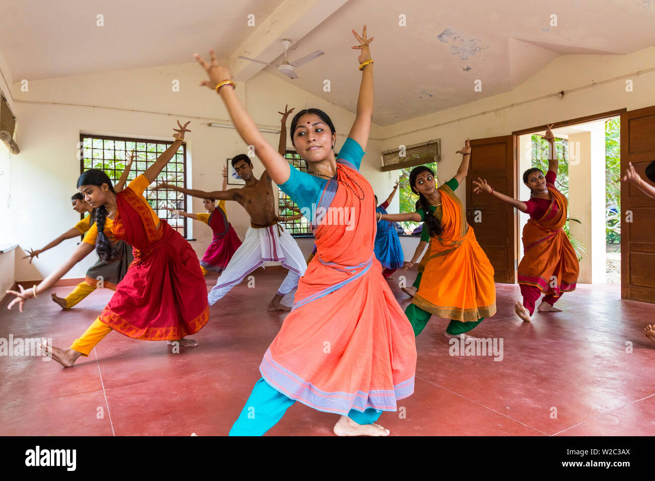 Les élèves de danse traditionnelle indienne en classe, Chennai (Madras), Tamil Nadu, Inde Banque D'Images