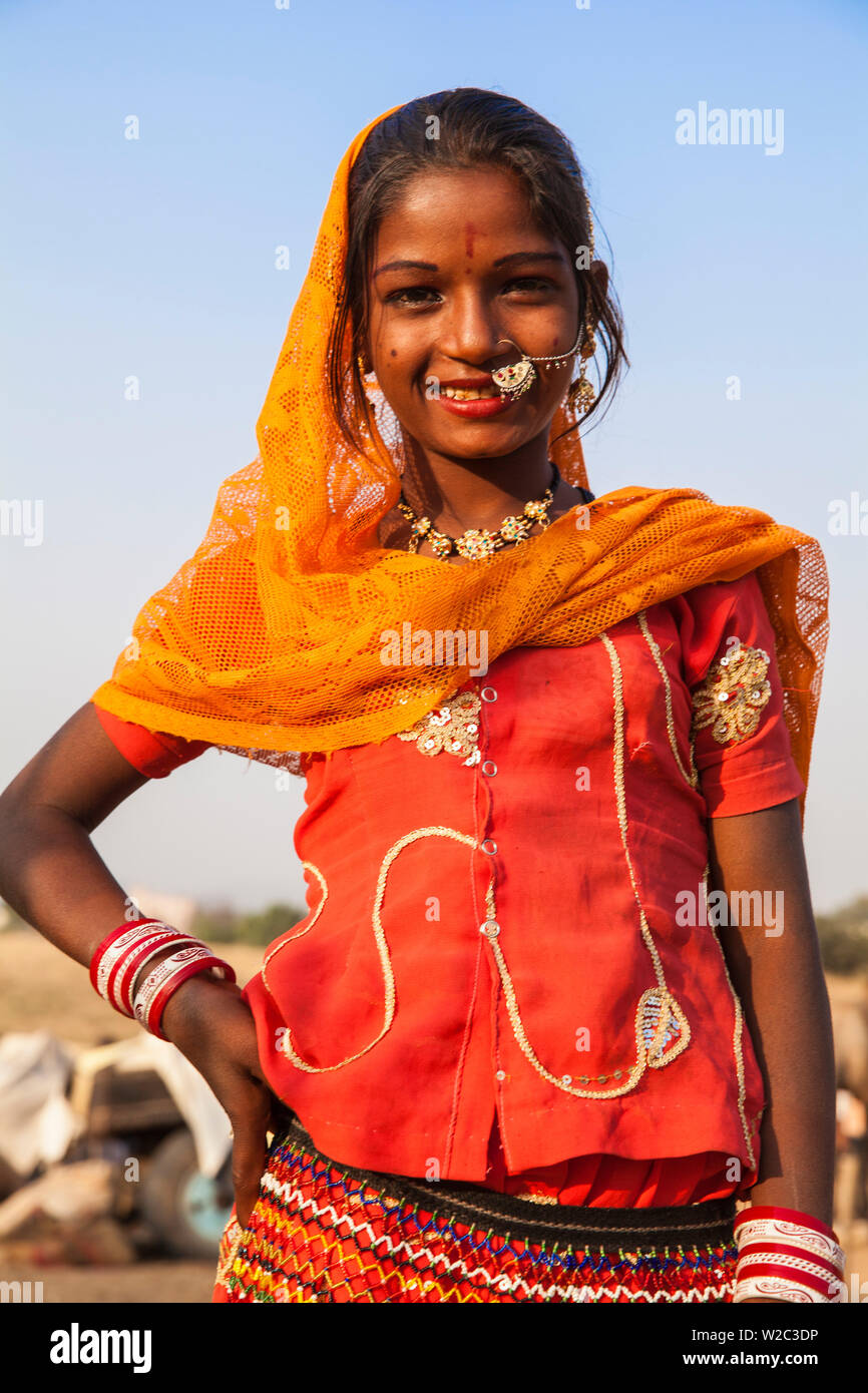 L'Inde, le Rajasthan. Pushkar, fille au Pushkar Camel Fair Banque D'Images