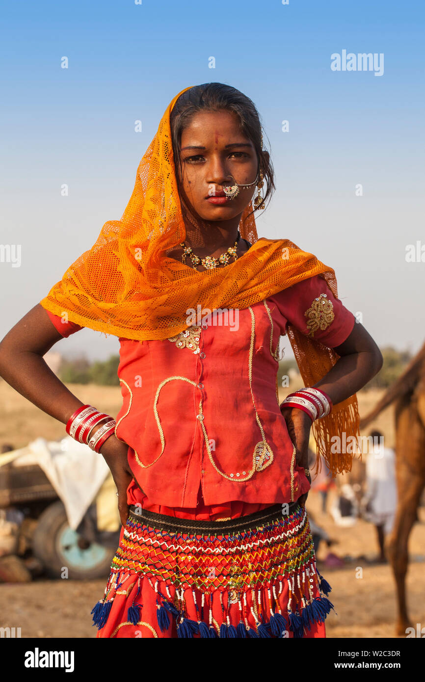 L'Inde, le Rajasthan. Pushkar, fille au Pushkar Camel Fair Banque D'Images