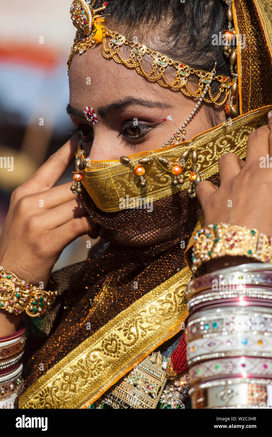 L'Inde, Rajasthan, Pushkar, Portrait de jeune fille à Pushkar Camel Fair Banque D'Images