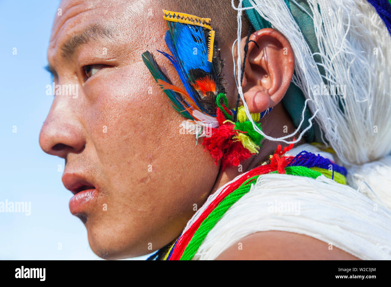 Feather earring, Tribu Naga, Nagaland, NE. L'Inde Banque D'Images