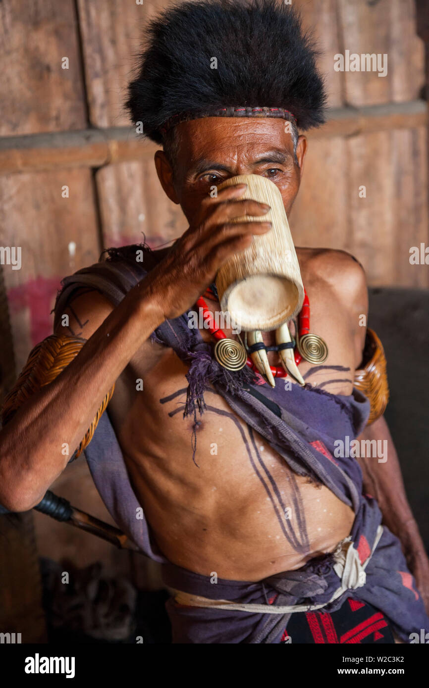 Khiamniungan tribesman boire, Nagaland, N.E. L'Inde Banque D'Images