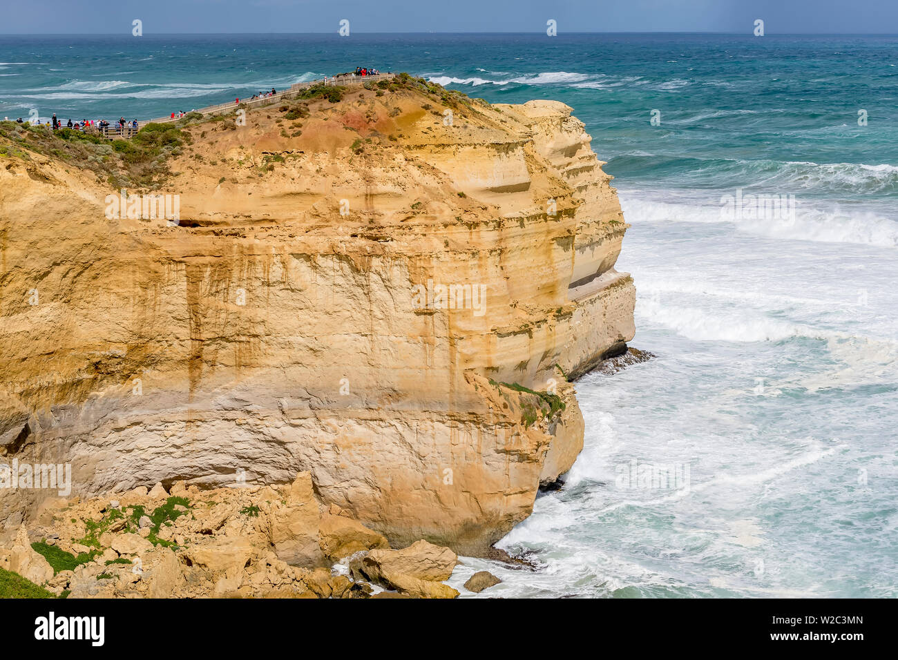 Foule de visiteurs sur la falaise en face des Douze Apôtres le long d'une journée venteuse, Great Ocean Road, l'Australie Banque D'Images
