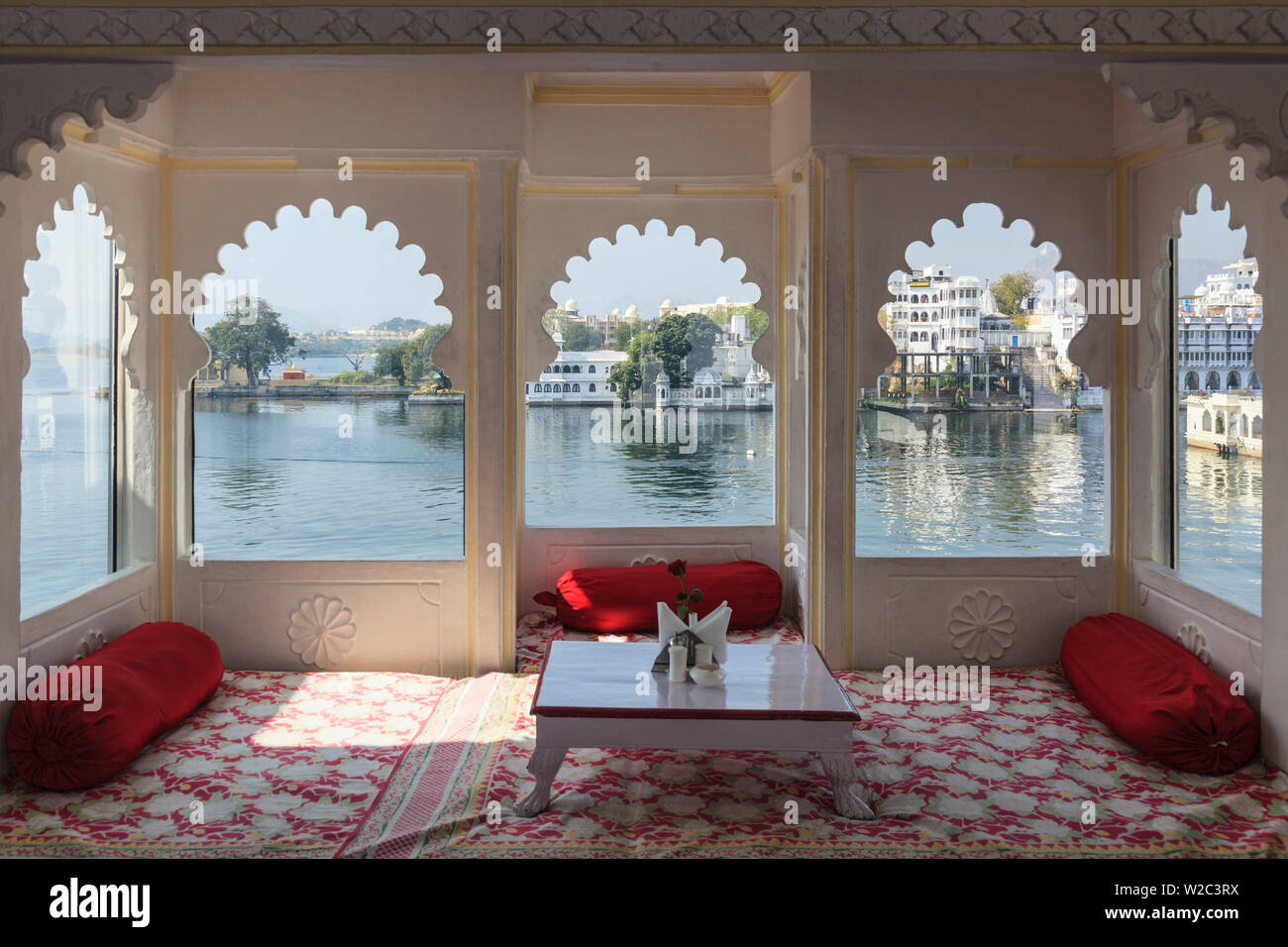 L'Inde, Rajasthan, Udaipur, restaurant sur le toit de l'hôtel de charme avec vue sur le lac Pichola Banque D'Images