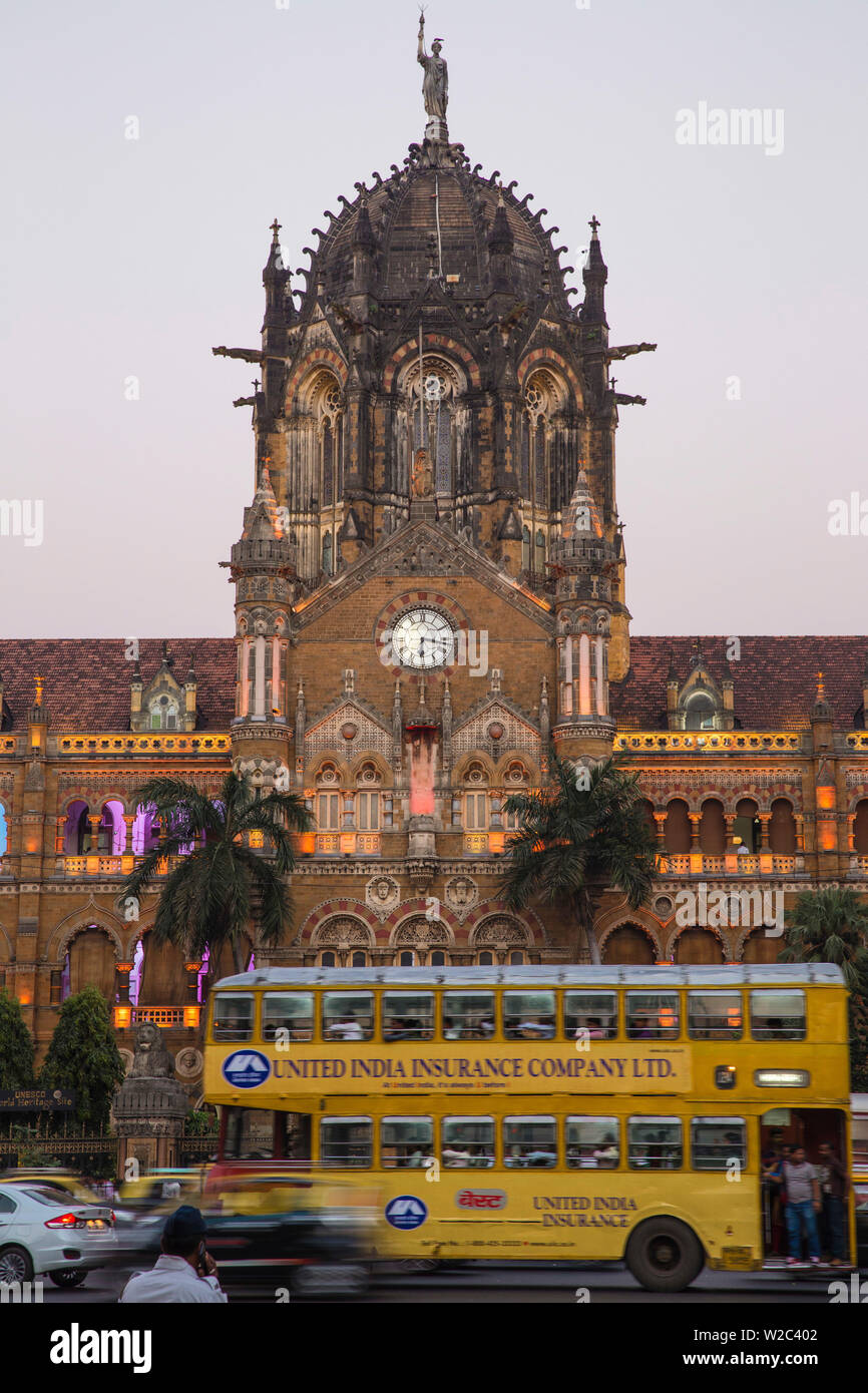 L'Inde, Maharashtra, Mumbai, la Gare Chhatrapati Shivaji une gare ferroviaire historique et patrimoine mondial de l'UNESCO s'asseoir Banque D'Images