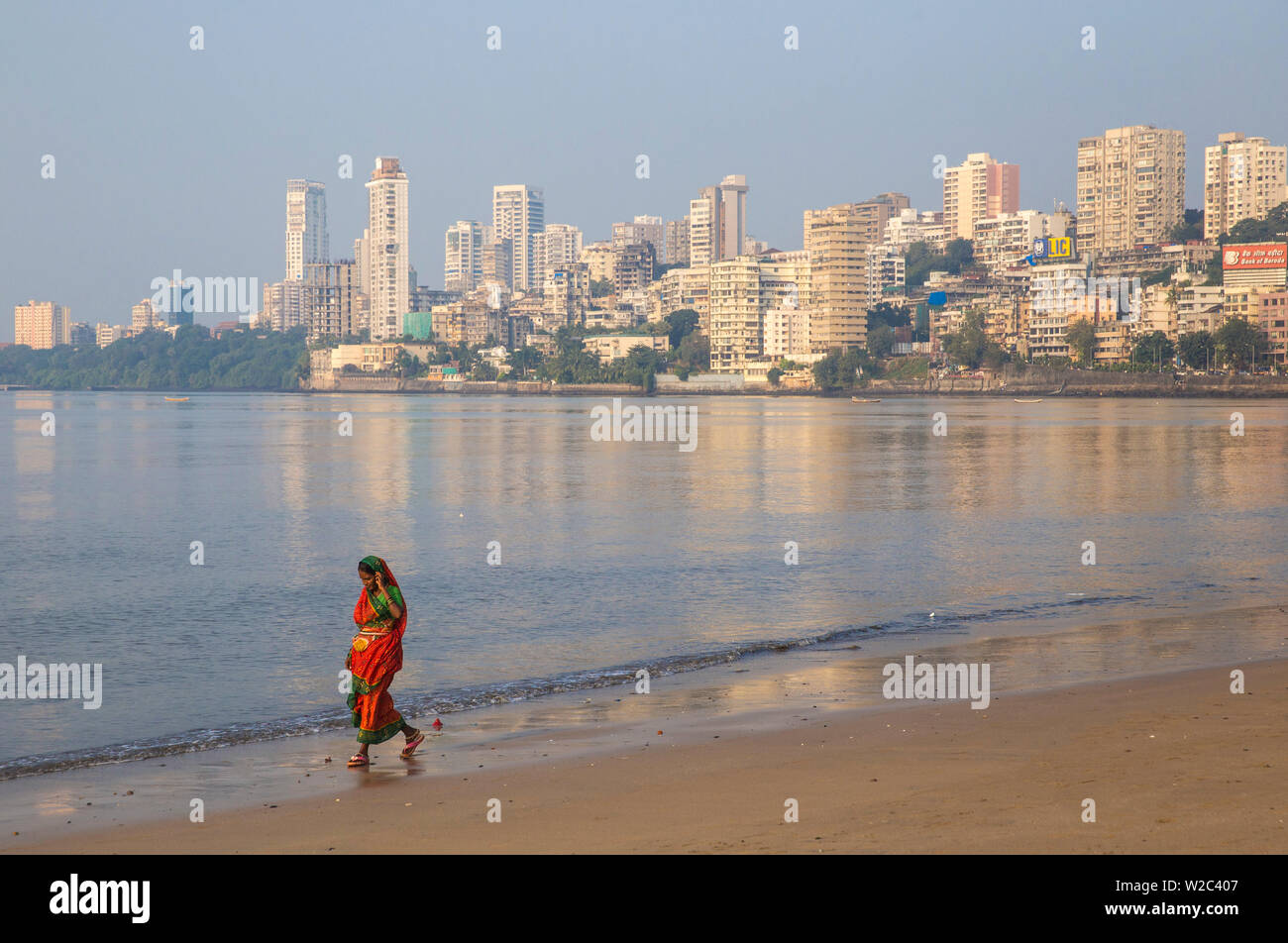 L'Inde, Maharashtra, Mumbai, Chowpatty, Woman walking along Chowpatty beach Banque D'Images