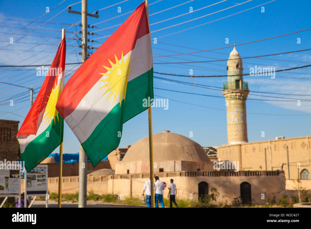 L'Irak, Kurdistan, Erbil, La Citadelle, les hommes devant la mosquée et drapeau kurde Banque D'Images