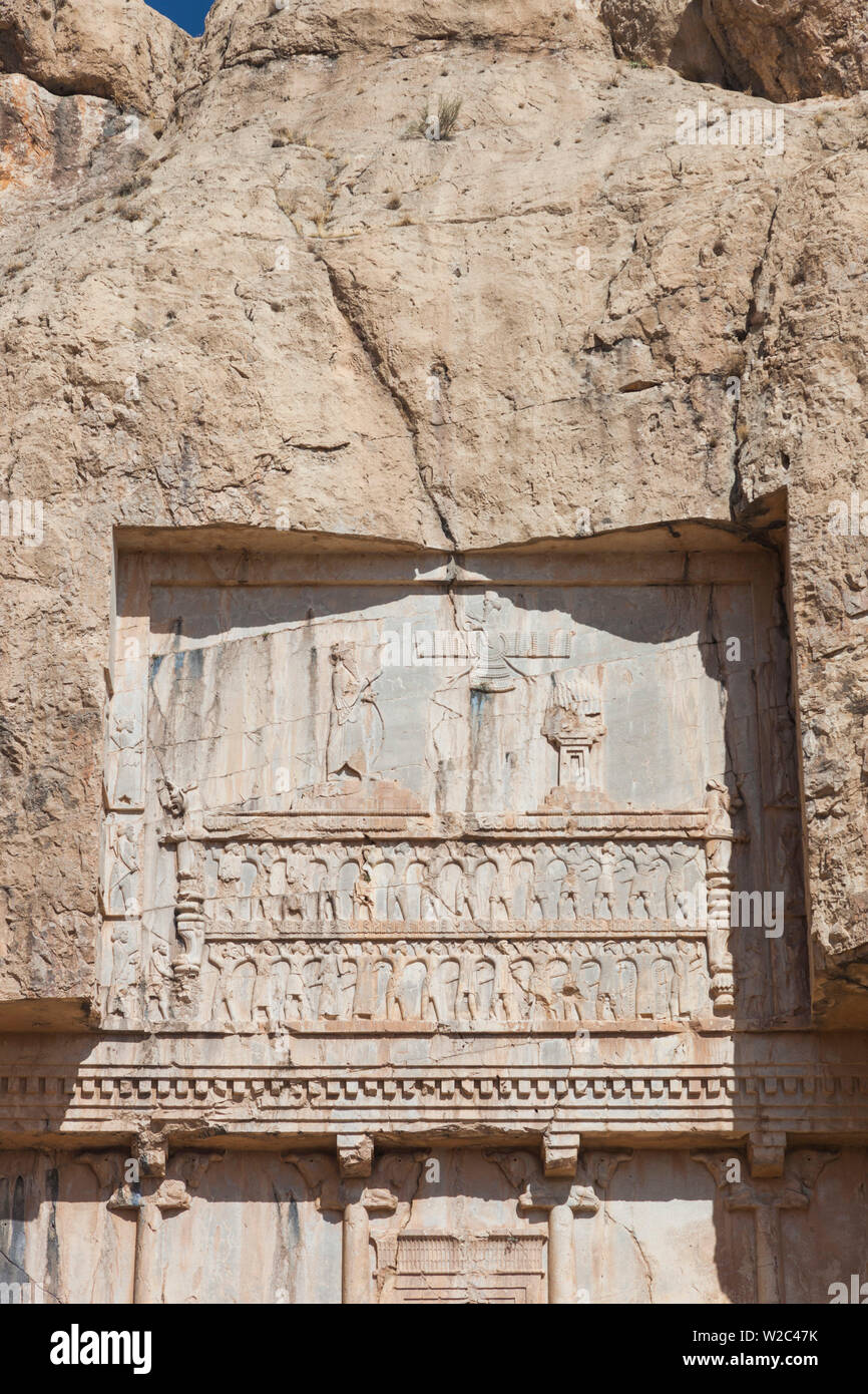 L'Iran, au centre de l'Iran, Shiraz, de Naqsh-e Rostam, sassanide reliefs en pierre coupé en montagne Banque D'Images