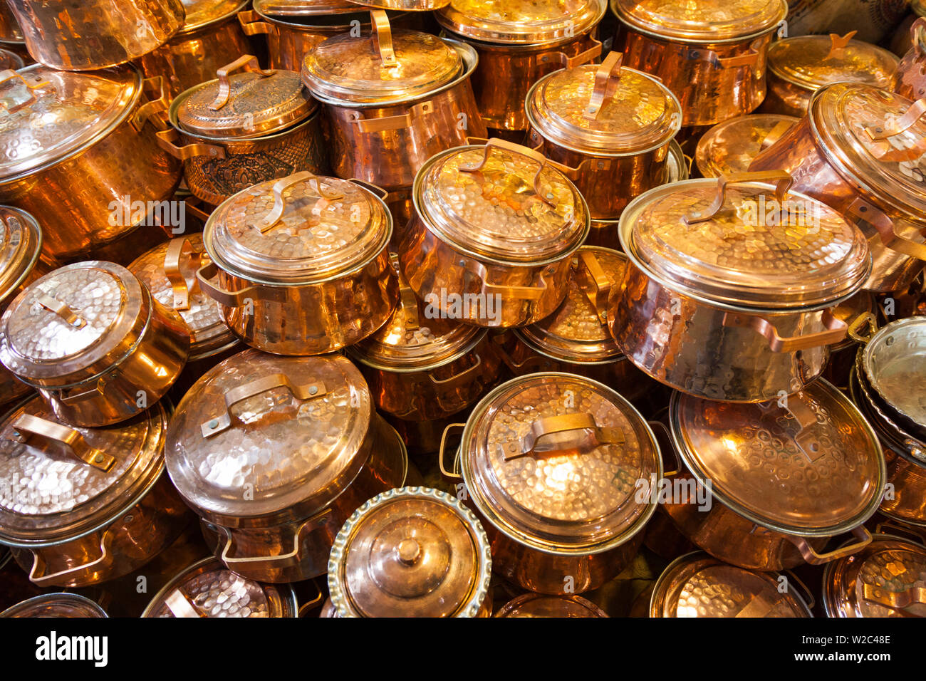 L'Iran, au centre de l'Iran, Ispahan, Bazar-e Bozorg, marché des pots en cuivre Banque D'Images