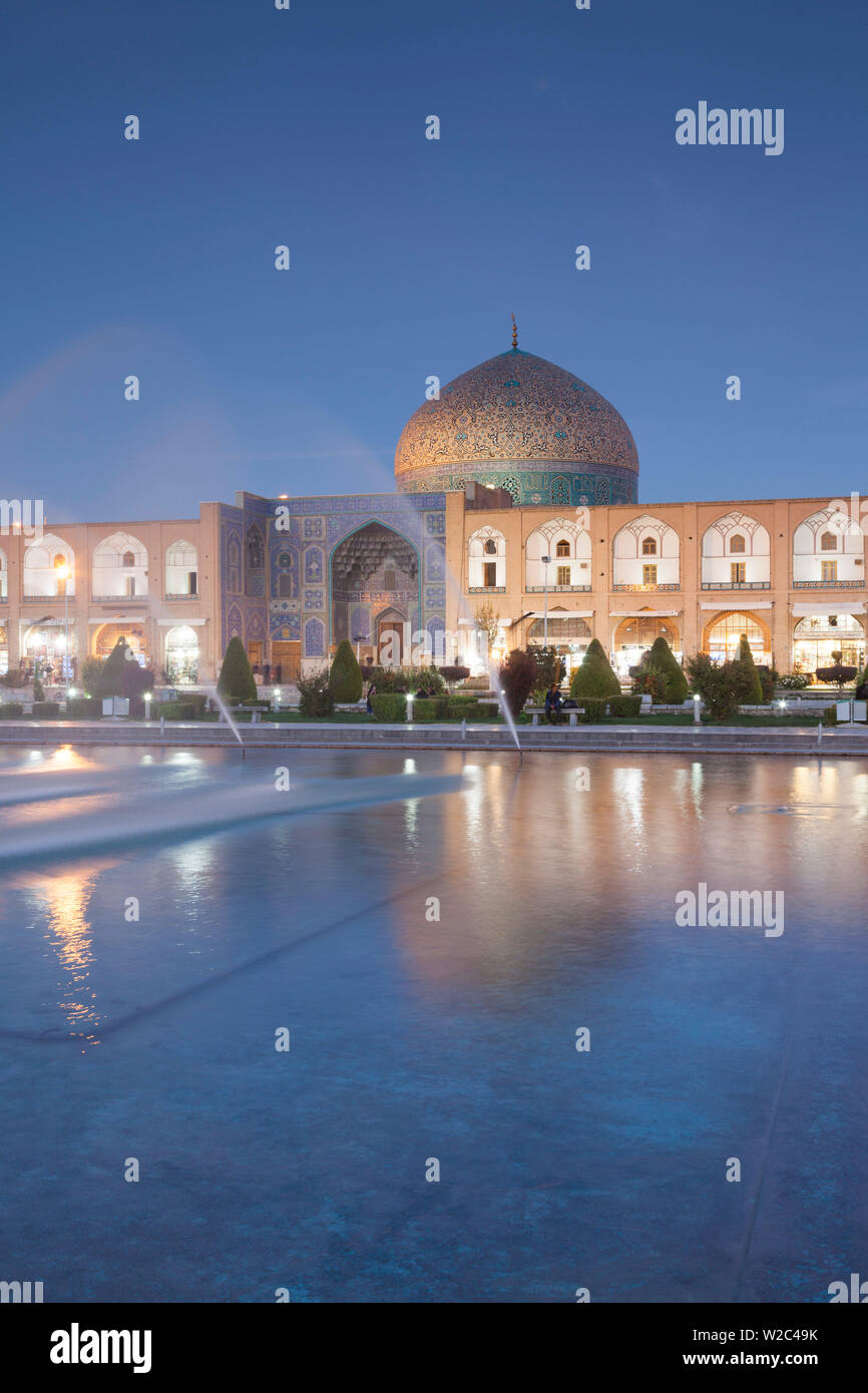 L'Iran, au centre de l'Iran, Ispahan, de Naqsh-e Jahan Place Imam, dusk Banque D'Images