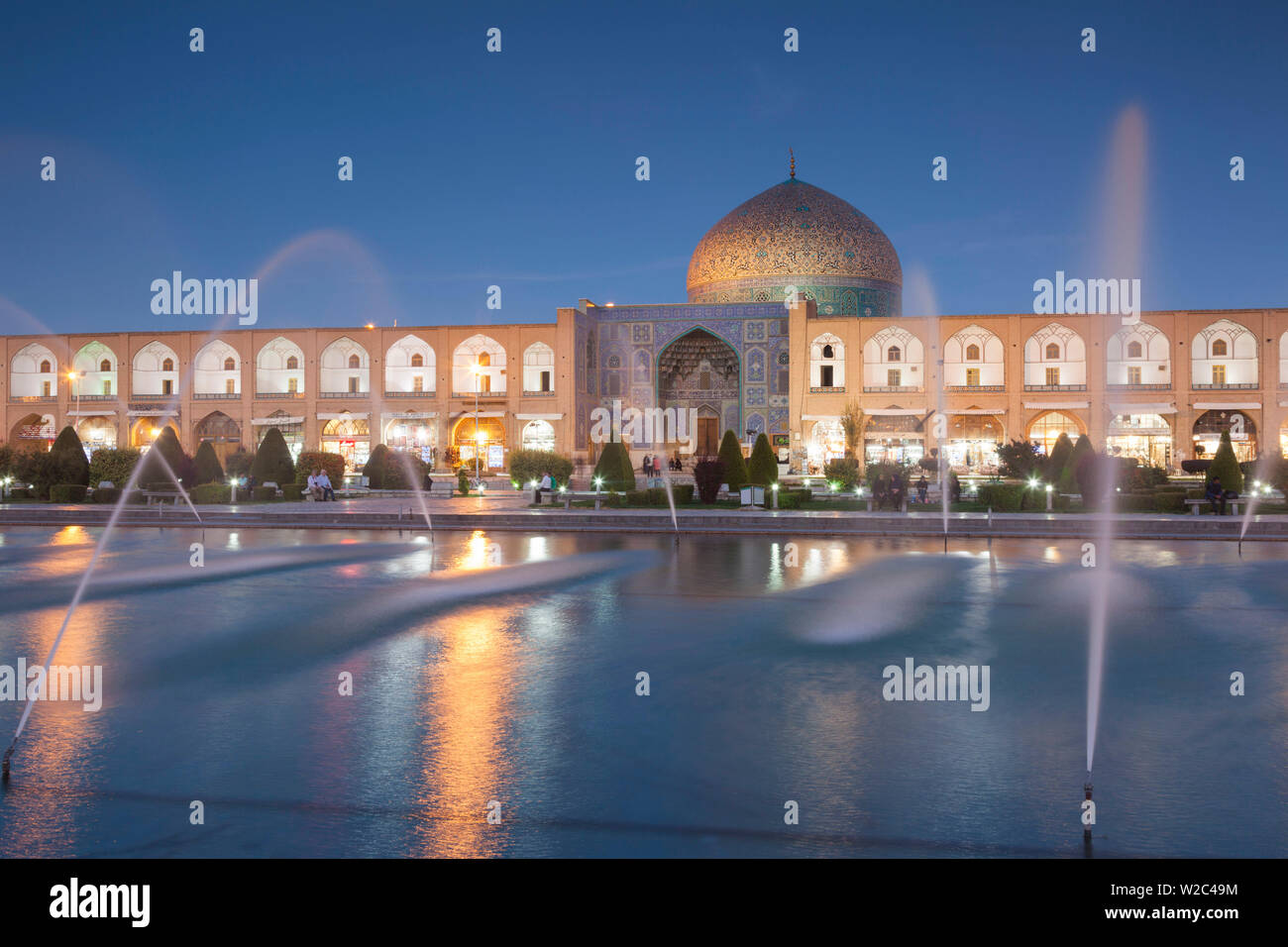 L'Iran, au centre de l'Iran, Ispahan, de Naqsh-e Jahan Place Imam, dusk Banque D'Images