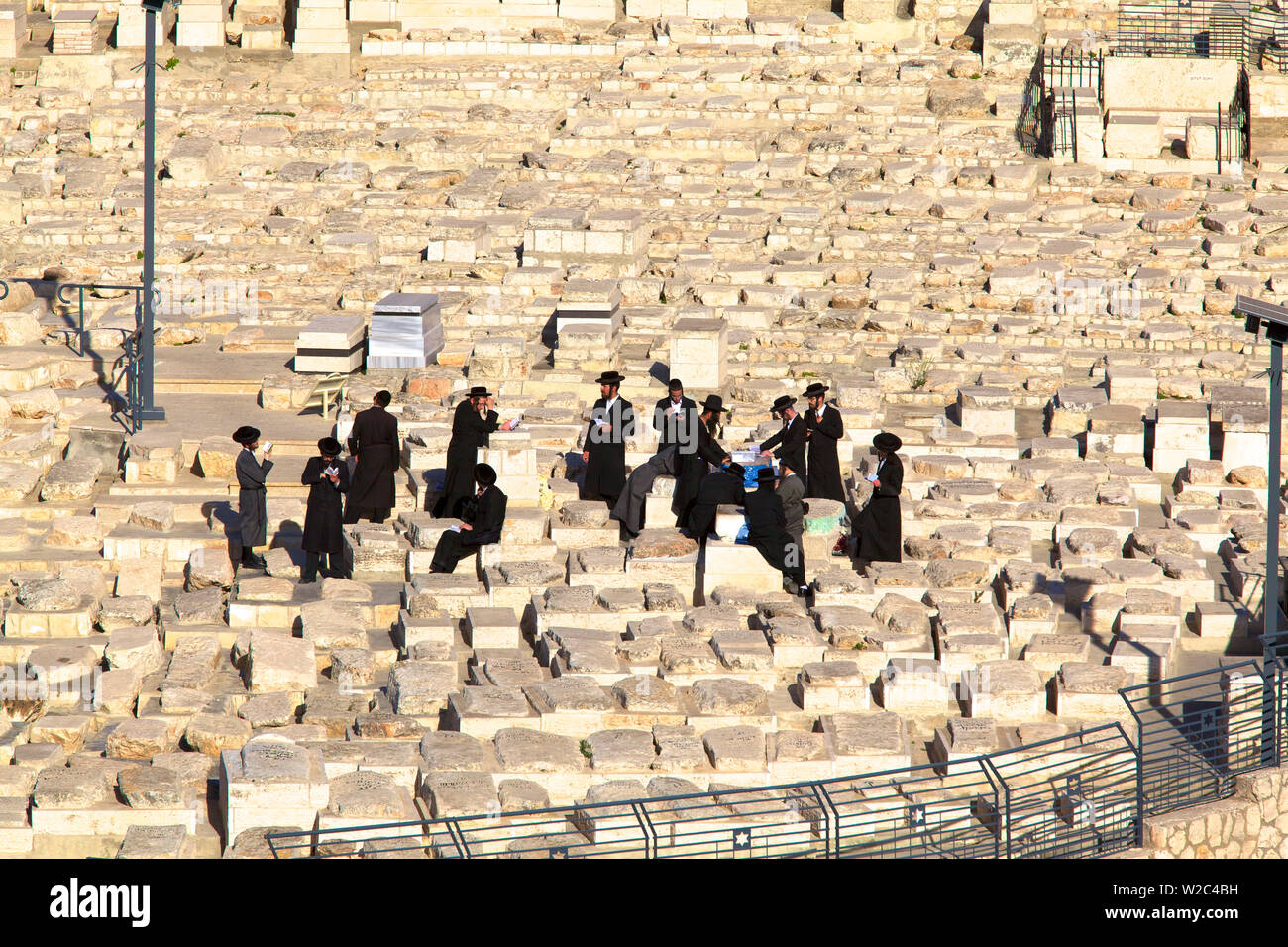 Les Juifs orthodoxes prier sur une tombe, le cimetière juif, le Mont des Oliviers, Jérusalem, Israël, Moyen Orient Banque D'Images