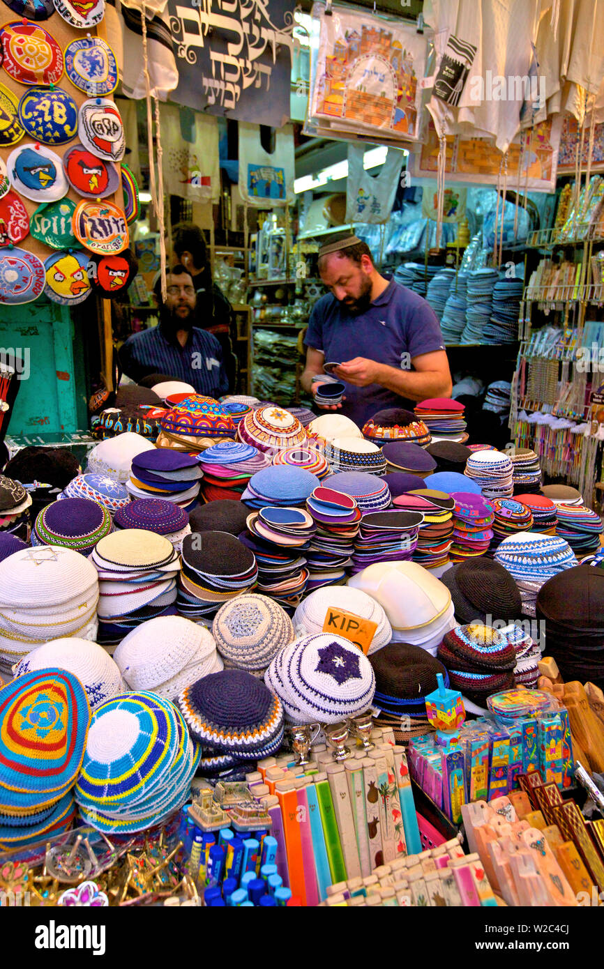 Boutique de la kippa dans marché Mahane Yehuda, Jérusalem, Israël, Moyen Orient Banque D'Images
